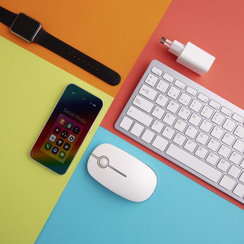 top-view-smartphone-with-keyboard-charger